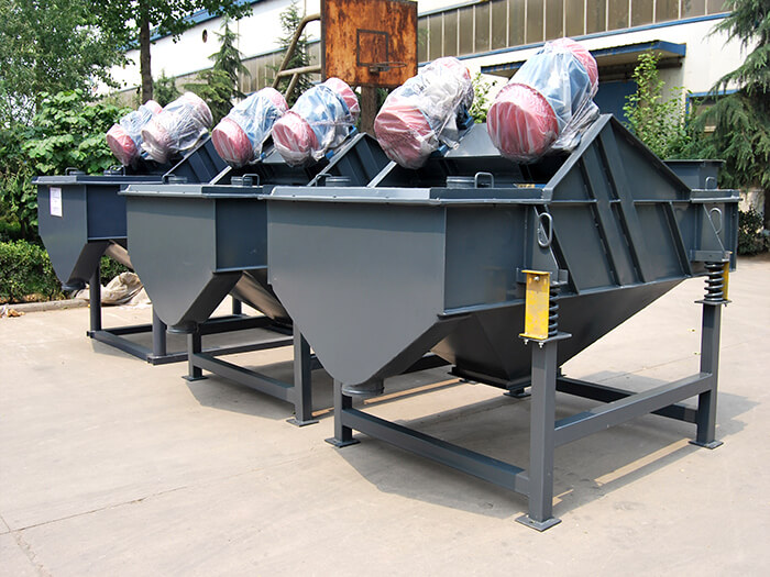 方形直線振動(dòng)篩是以輕型多一些，所以針對(duì)該產(chǎn)品主要適用一些小顆粒比重較小的物料。